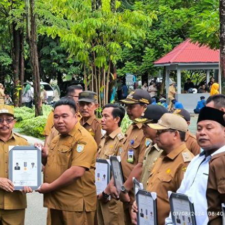 Pambakal Desa Simpang Tiga Dianugerahi Lencana Penghargaan Desa Mandiri oleh Kemendes